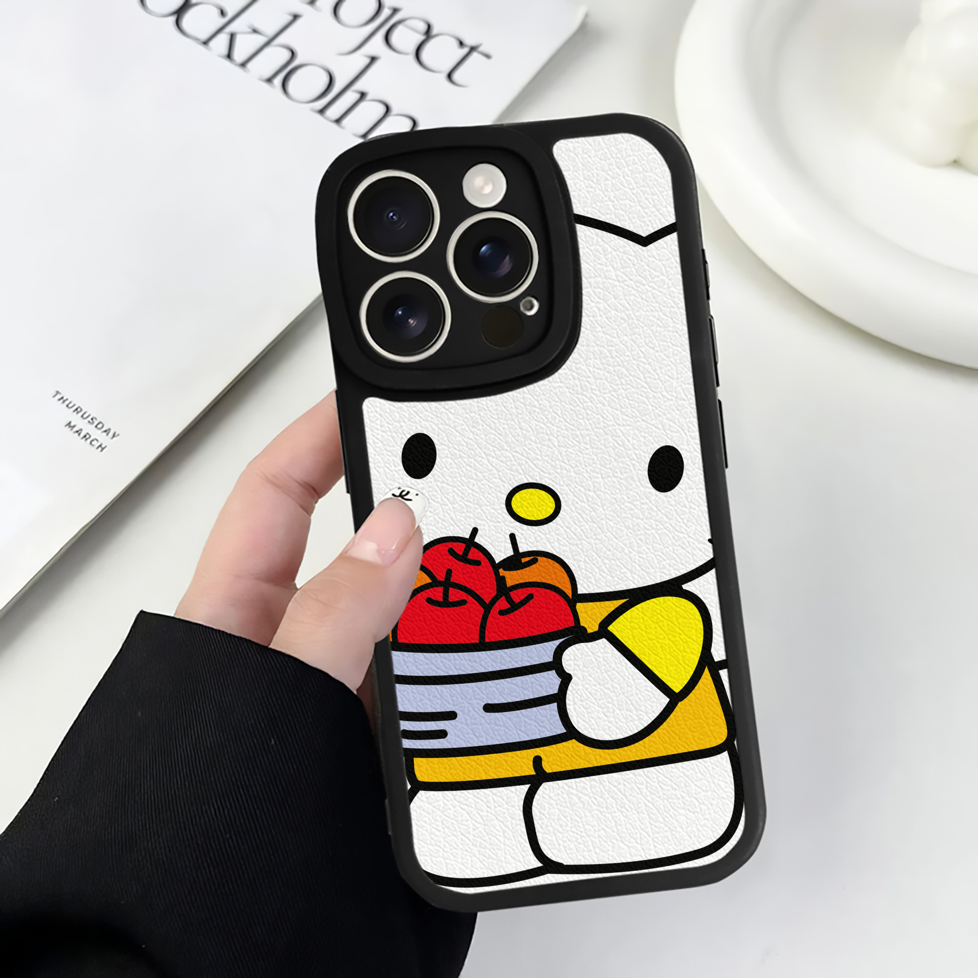 （画像用） Hello Kitty ハローキティ 【iPhone 16シリーズ対応】シリコンスマホケース（レザー調） 材質：シリコン